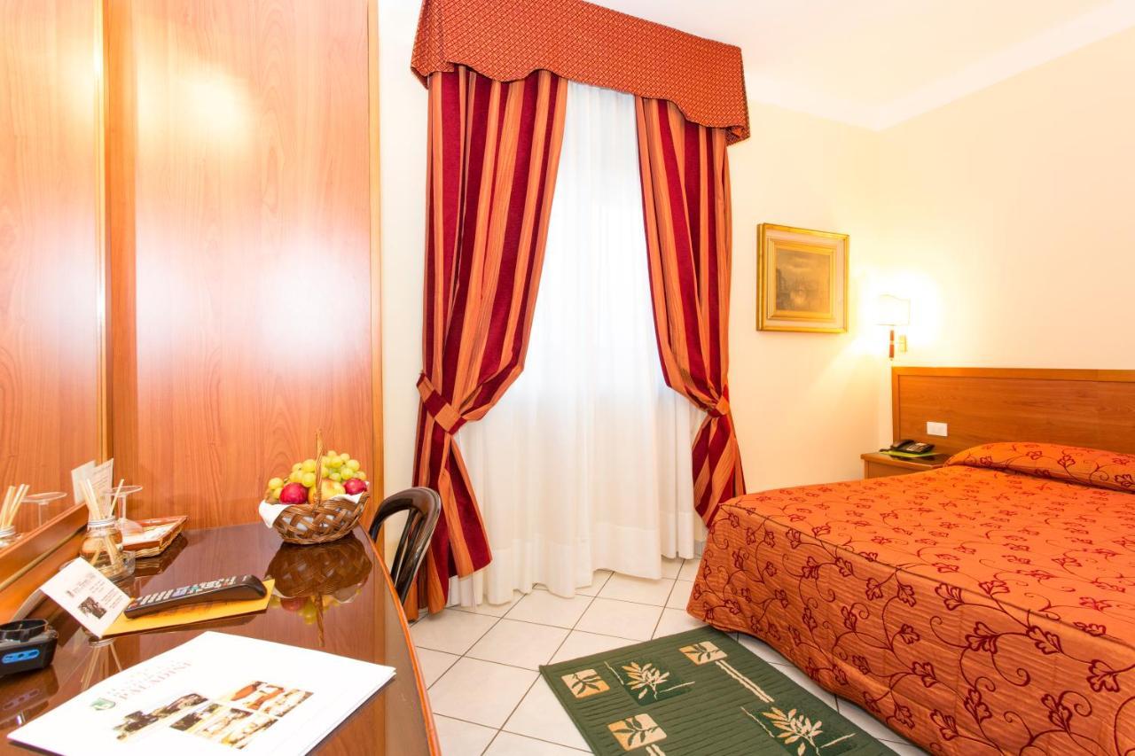 Hotel Ristorante Paladini カリージオ エクステリア 写真
